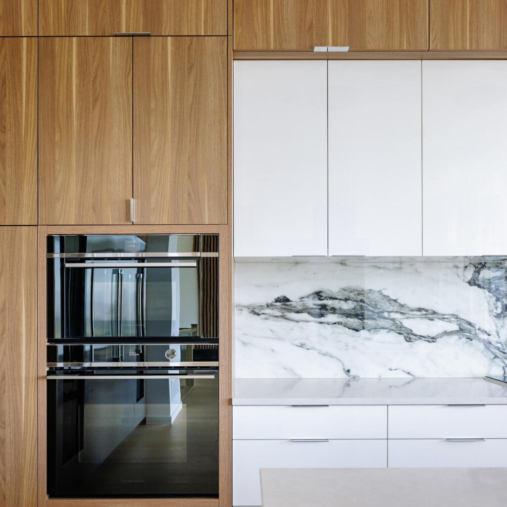 Kitchen in Light Tennessee Walnut and Alpine White Gloss