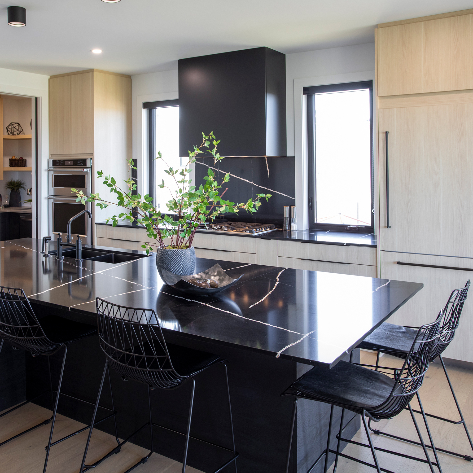 Light brown kitchen with black matt cabinets
