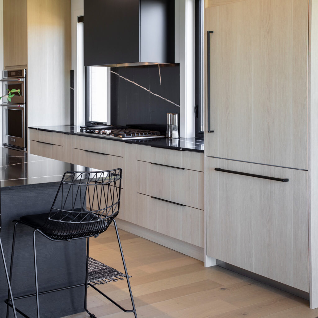 Light brown kitchen with black matt cabinets