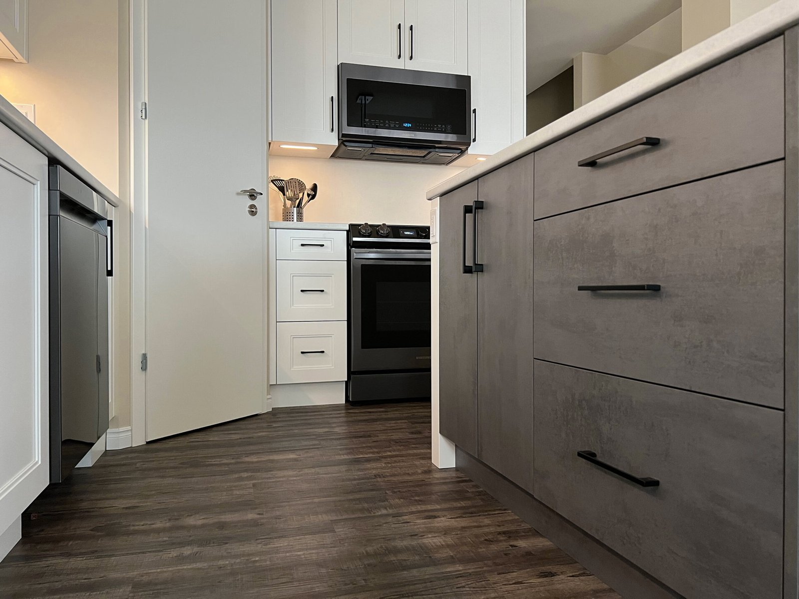 Kitchen in Anthracite Chromix Material