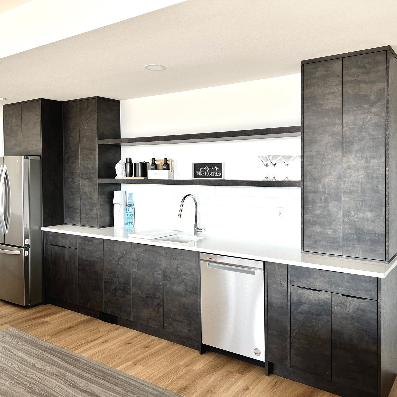 Zonavita Bar in Metal Slate Black Gold Material