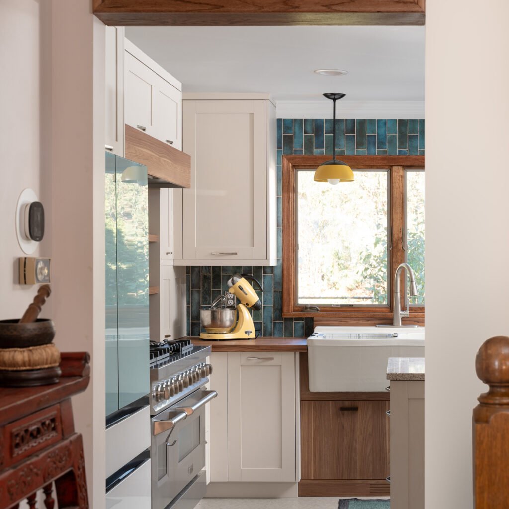 Colourful kitchen with Willow Grey cabinet material