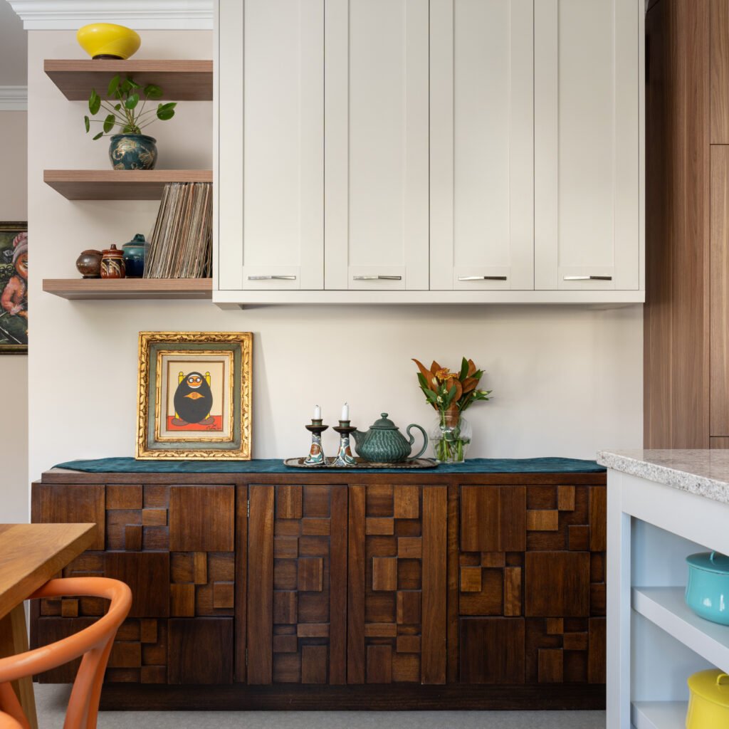 Colourful kitchen with Willow Grey cabinet material
