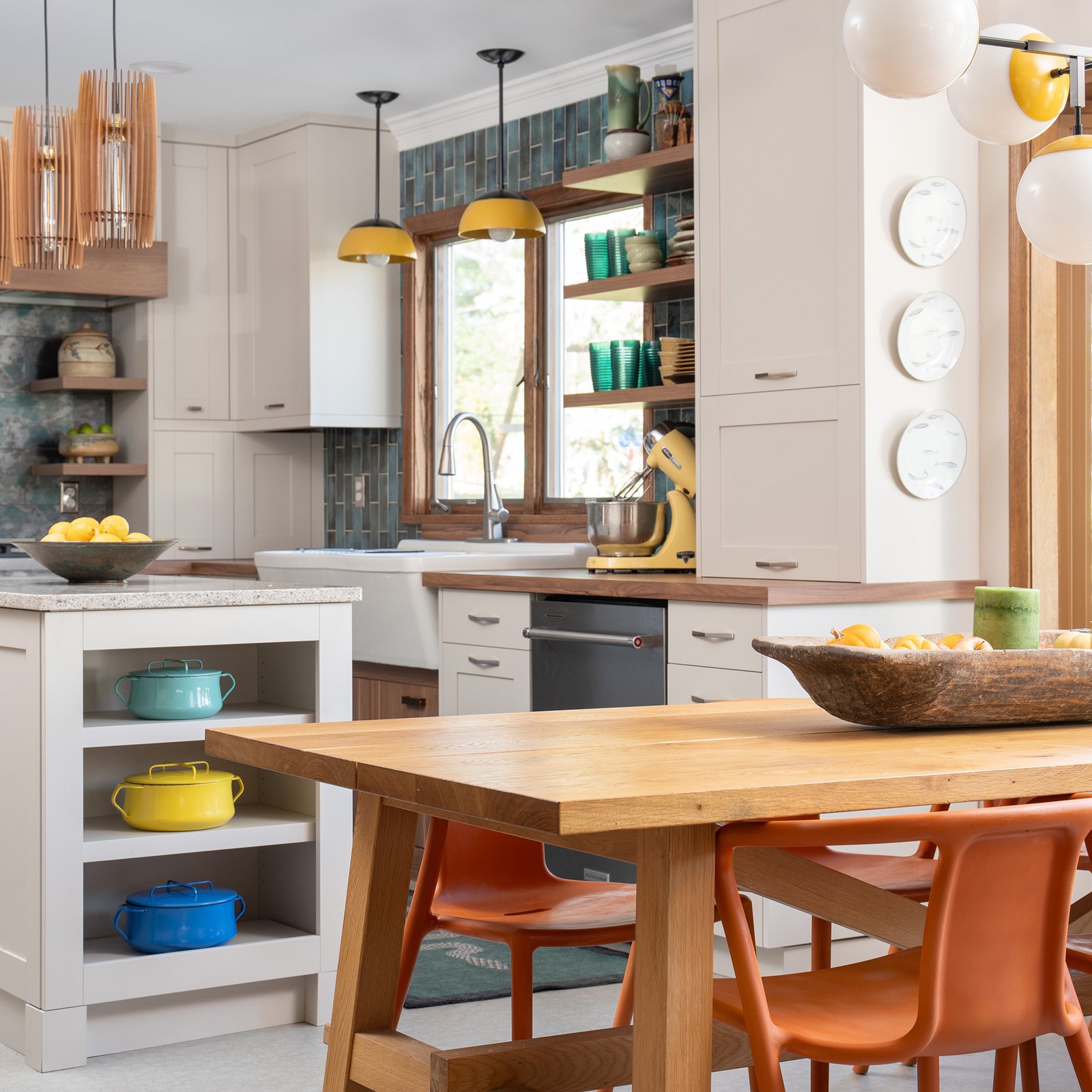 Colourful kitchen with Willow Grey cabinet material