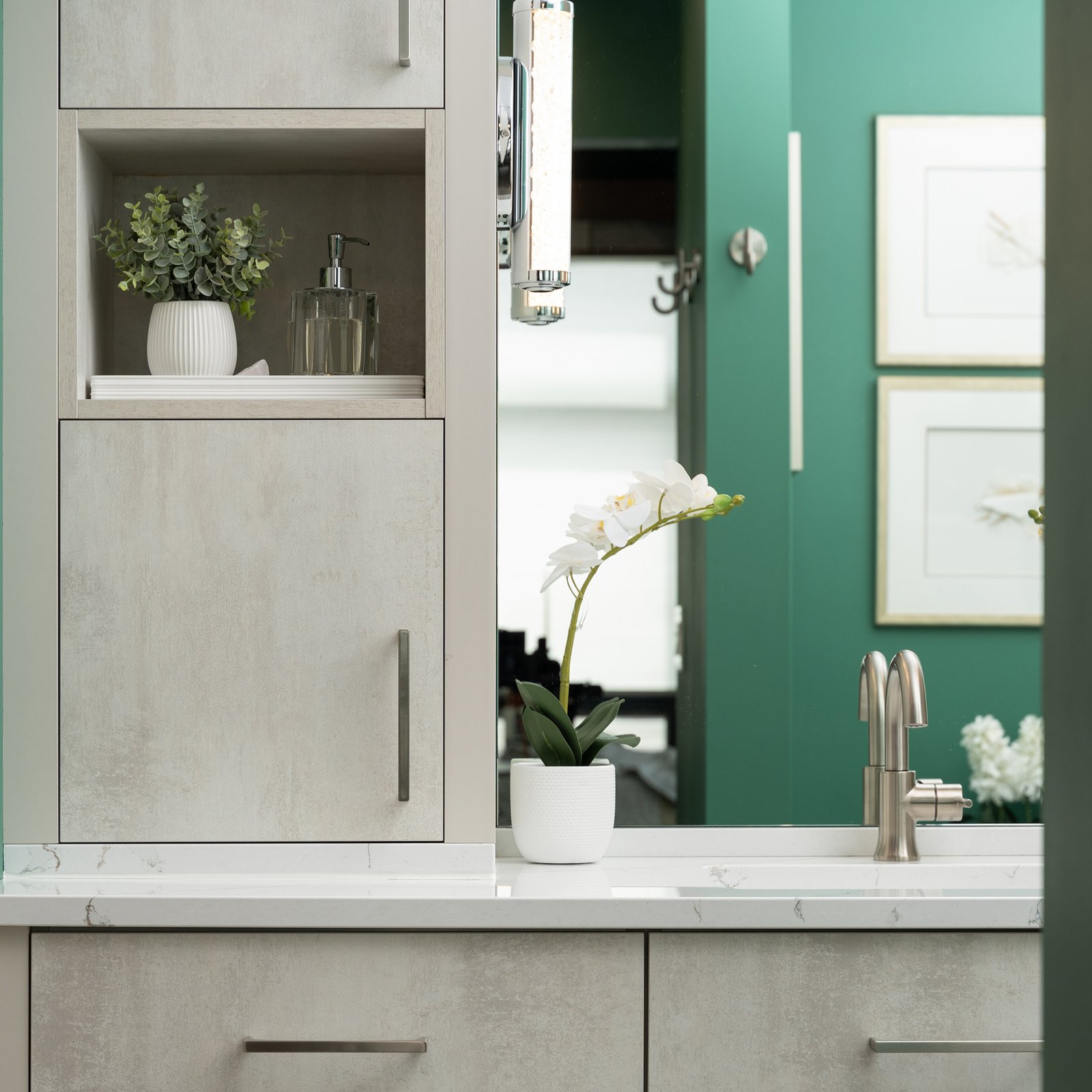 Bathroom in White Chromix material