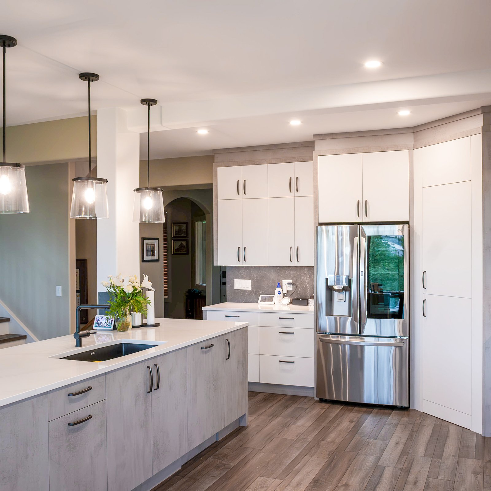 White kitchen with Silver Chromix material accents