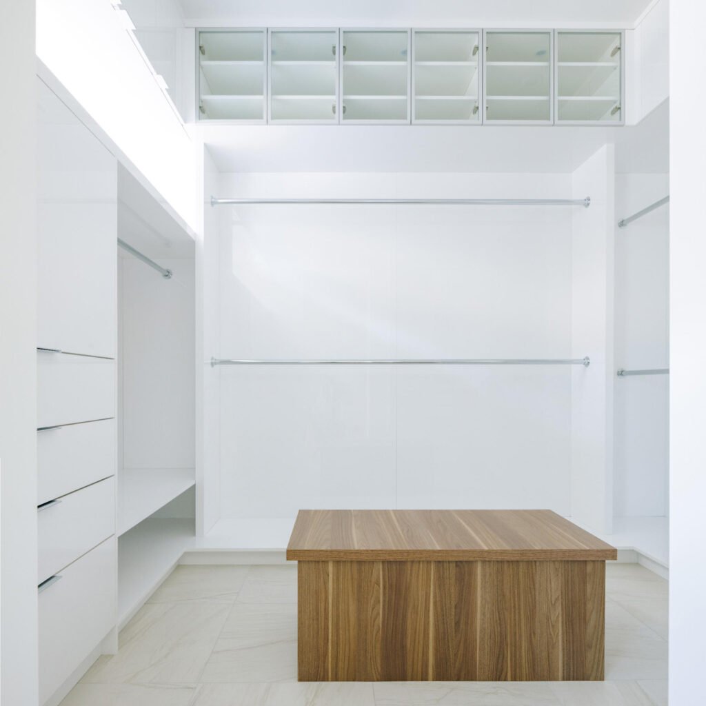 Walking -in closet in Light Tennessee Walnut material