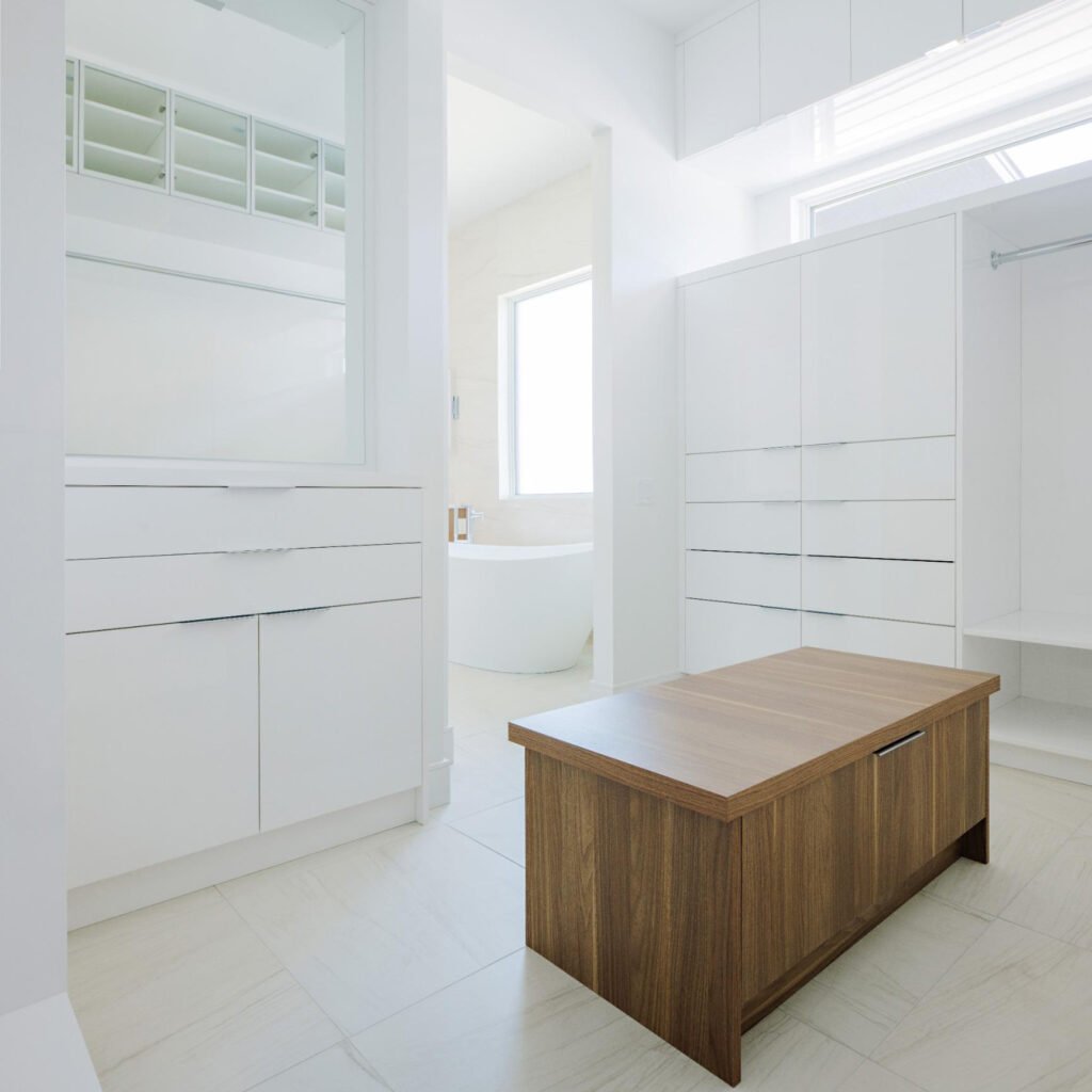 Zonavita walk-in closet in Alpine White Gloss material colour