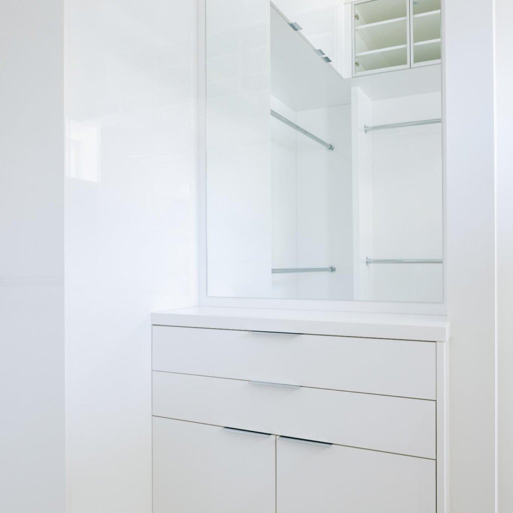 Zonavita walk-in closet in Alpine White Gloss material colour