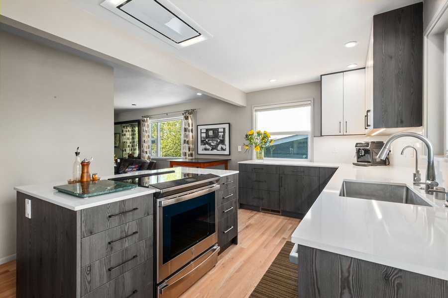 Zonavita Kitchen in Anthracite Mountain Larch material colour