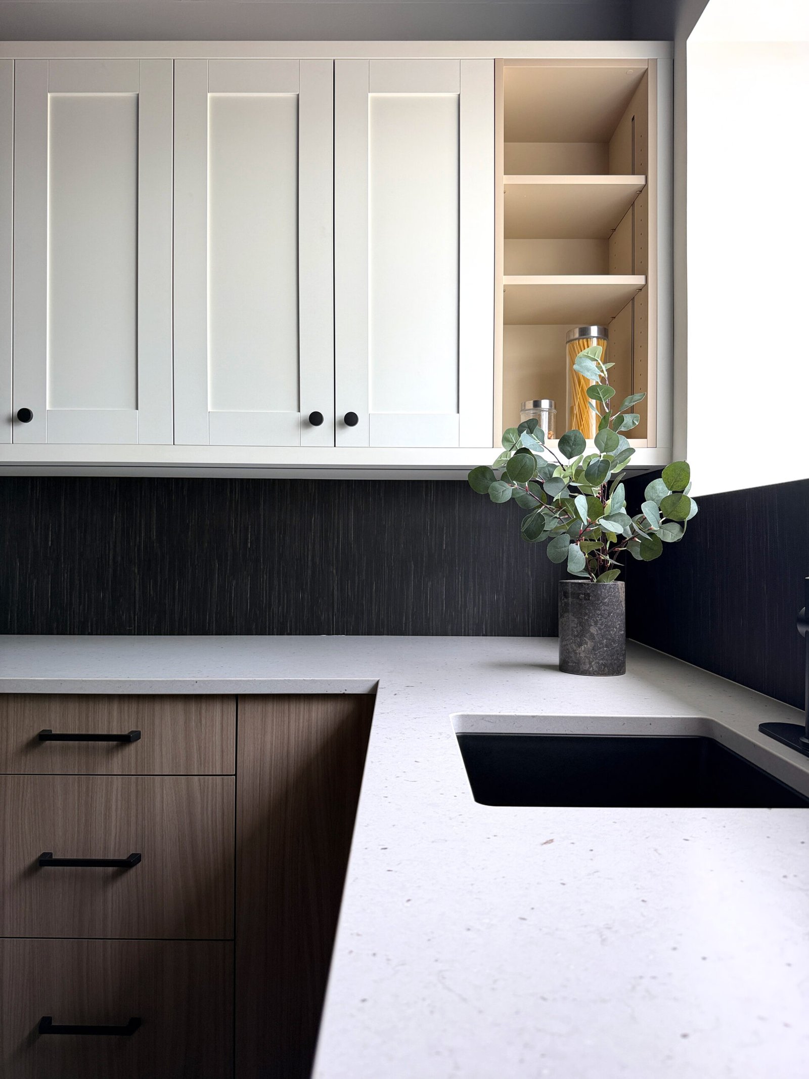 Kitchen in Zonavita new materials - Natural Dimaro Walnut, Gardenia, Cream Puff