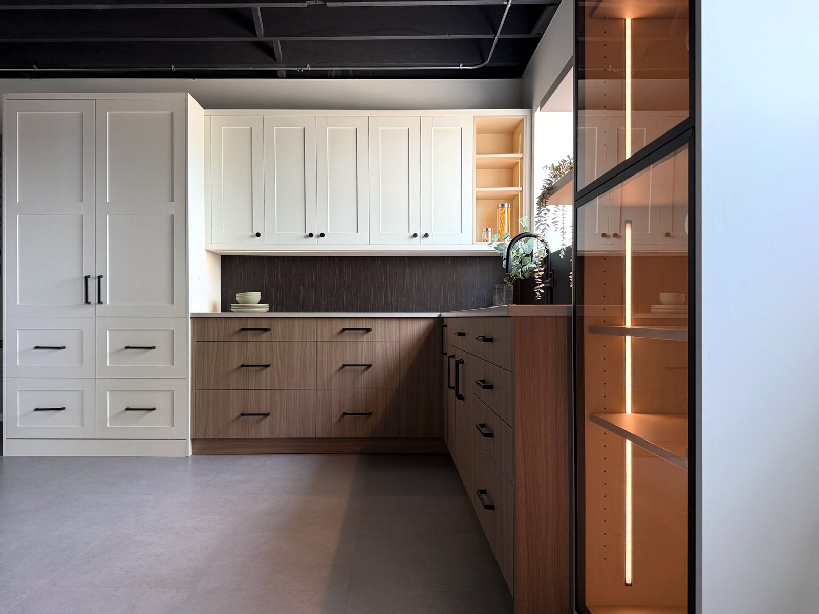 Kitchen in Zonavita new materials - Natural Dimaro Walnut, Gardenia, Cream Puff